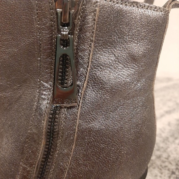 GUESS "TALZA" Pewter Metallic Leather Booties SIZE 7.5M - Picture 3 of 12